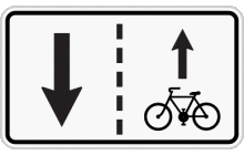 Dodatková tabulka „Vjezd cyklistů v protisměru povolen“. V případě, že je umístěna pod dopravní značkou „Zákaz vjezdu všech vozidel“ (č. B 2), povoluje vjezd cyklistů v protisměru do jednosměrné pozemní komunikace. TestImage
